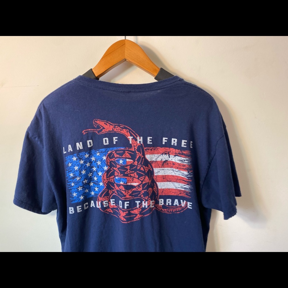 High quality thrifted shirt, with no wear nor tear